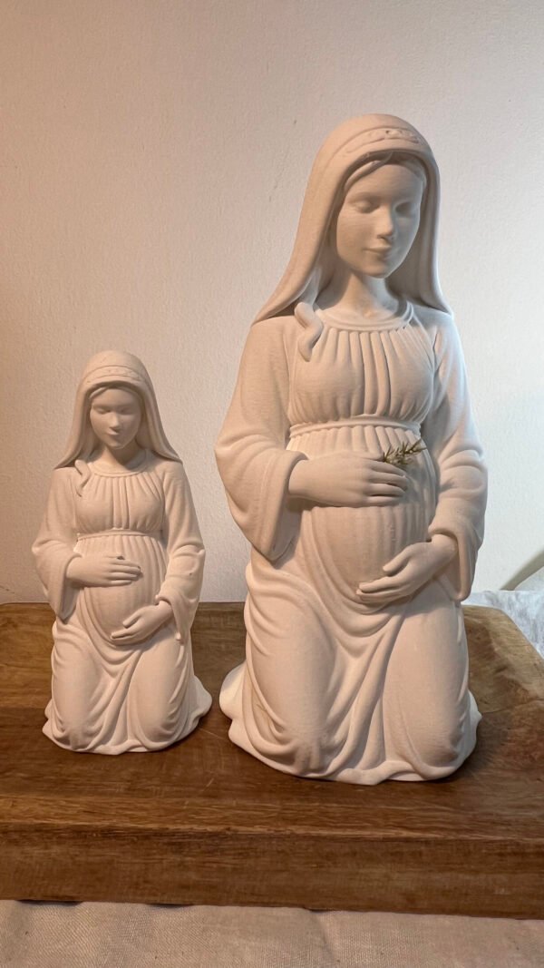 Virgen de la dulce espera (Bartimeo) en dos tamaños sobre una base de madera, foto real