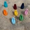 Vírgenes de dedo de colores de pie sobre la arena, foto real