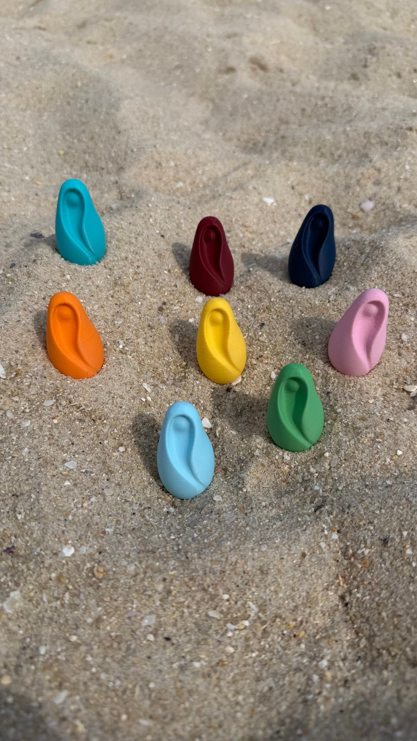 Vírgenes de dedo de colores de pie sobre la arena, foto real