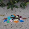 Cruces de dedo de colores – set multicolor, foto real Set multicolor de cruces de dedo imantadas sobre la arena, foto real
