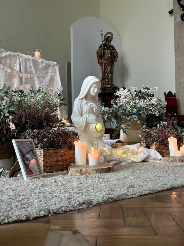 Virgen de la dulce espera (Bartimeo) presidiendo la oración en un retiro, foto real