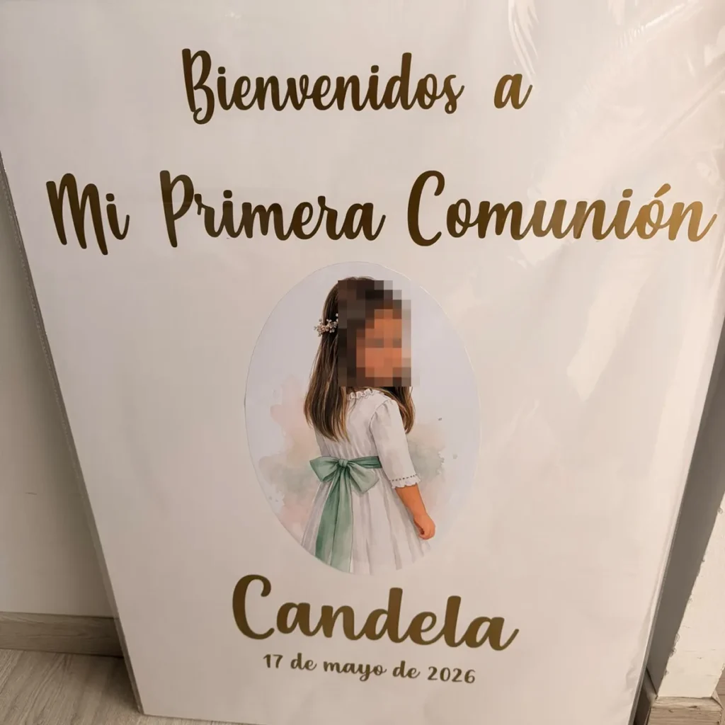 Cartel de bienvenida de primera comunión con retrato ilustrado y nombre en dorado