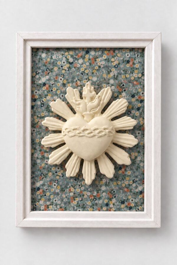 Cuadro del Sagrado Corazón de Jesús en relieve con marco blanco y fondo de tela flores azules