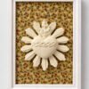 Cuadro del Sagrado Corazón de Jesús en relieve con marco blanco y fondo de tela flores mostaza