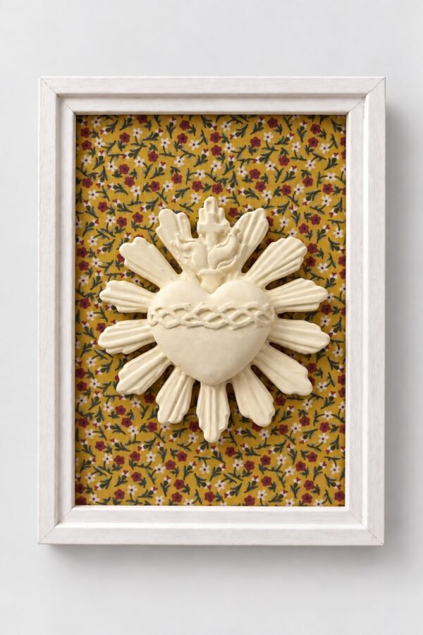 Cuadro del Sagrado Corazón de Jesús en relieve con marco blanco y fondo de tela flores mostaza