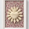 Cuadro del Sagrado Corazón de Jesús en relieve con marco blanco y fondo de tela flores multicolor