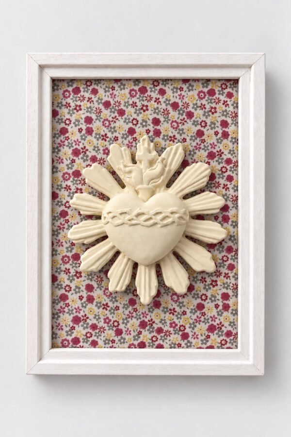 Cuadro del Sagrado Corazón de Jesús en relieve con marco blanco y fondo de tela flores multicolor