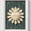 Cuadro del Sagrado Corazón de Jesús en relieve con marco blanco y fondo de tela flores verdes