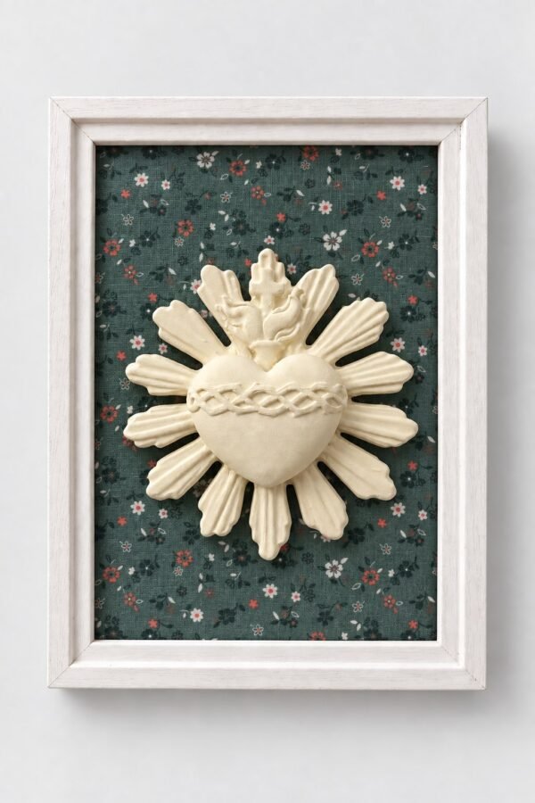 Cuadro del Sagrado Corazón de Jesús en relieve con marco blanco y fondo de tela flores verdes