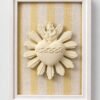 Cuadro del Sagrado Corazón de Jesús en relieve con marco blanco y fondo de tela rayas amarillas