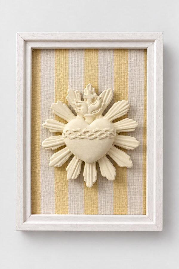 Cuadro del Sagrado Corazón de Jesús en relieve con marco blanco y fondo de tela rayas amarillas