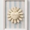 Cuadro del Sagrado Corazón de Jesús en relieve con marco blanco y fondo de tela rayas azul claro