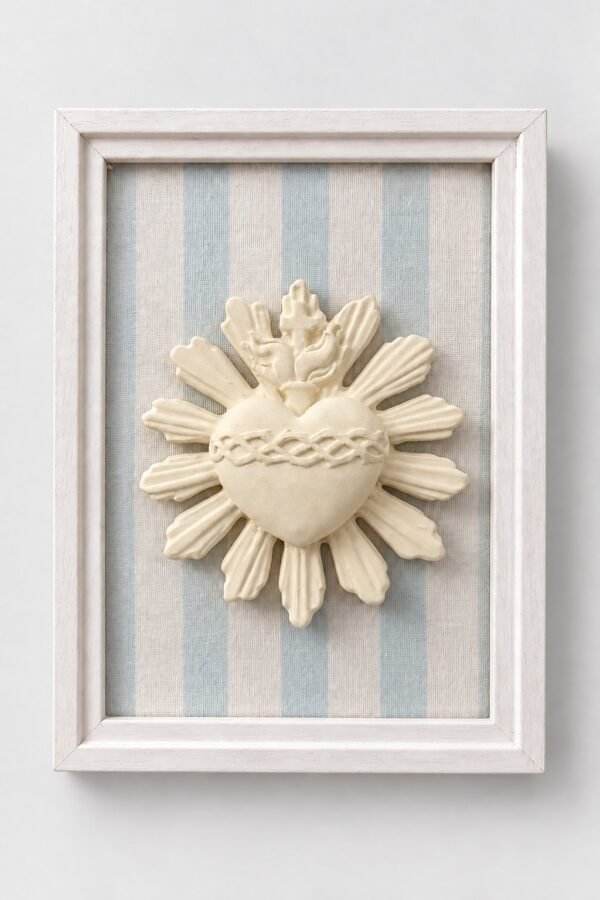 Cuadro del Sagrado Corazón de Jesús en relieve con marco blanco y fondo de tela rayas azul claro