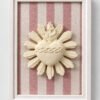 Cuadro del Sagrado Corazón de Jesús en relieve con marco blanco y fondo de tela rayas rosa