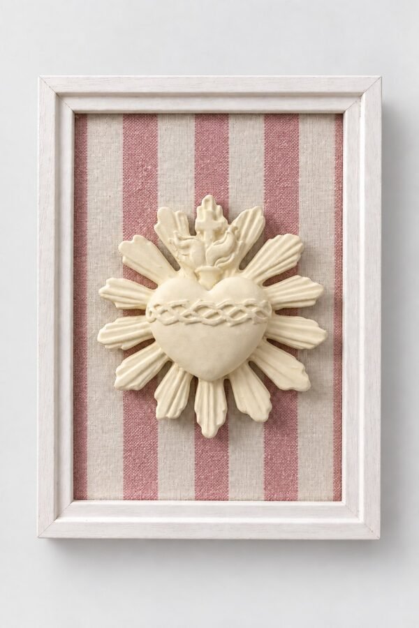 Cuadro del Sagrado Corazón de Jesús en relieve con marco blanco y fondo de tela rayas rosa