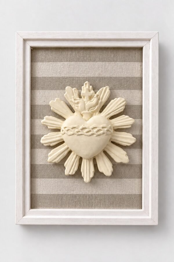 Cuadro del Sagrado Corazón de Jesús en relieve con marco blanco y fondo de tela rayas topo