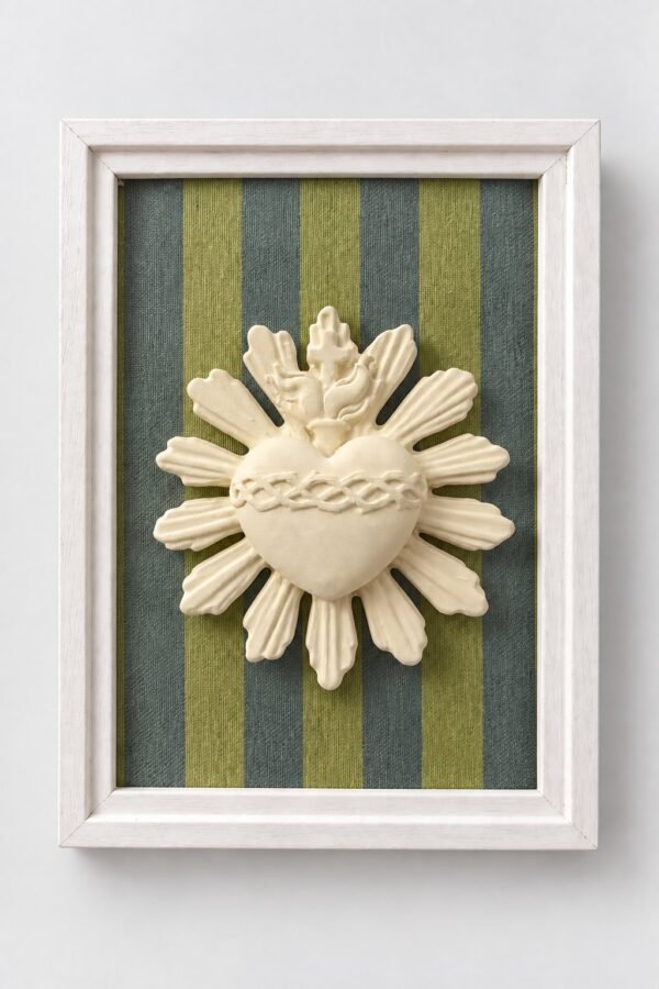 Cuadro del Sagrado Corazón de Jesús en relieve con marco blanco y fondo de tela rayas verde y azul