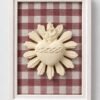 Cuadro del Sagrado Corazón de Jesús en relieve con marco blanco y fondo de tela vichy burdeos