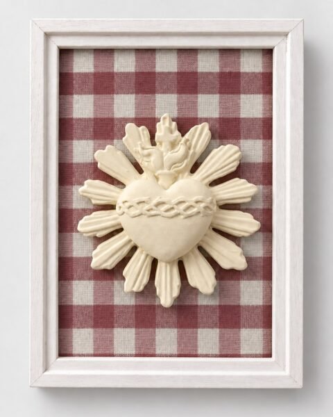 Cuadro del Sagrado Corazón de Jesús en relieve con marco blanco y fondo de tela vichy burdeos