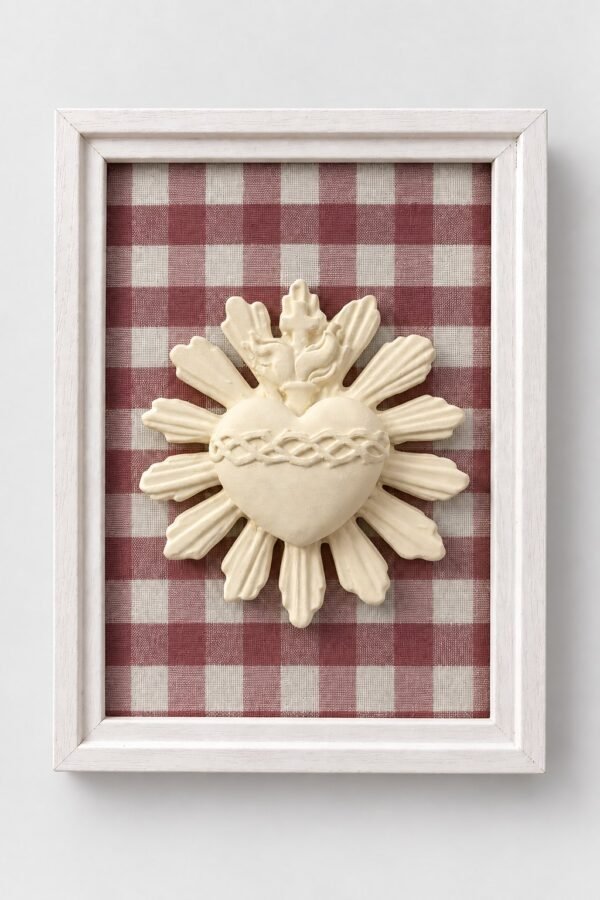 Cuadro del Sagrado Corazón de Jesús en relieve con marco blanco y fondo de tela vichy burdeos