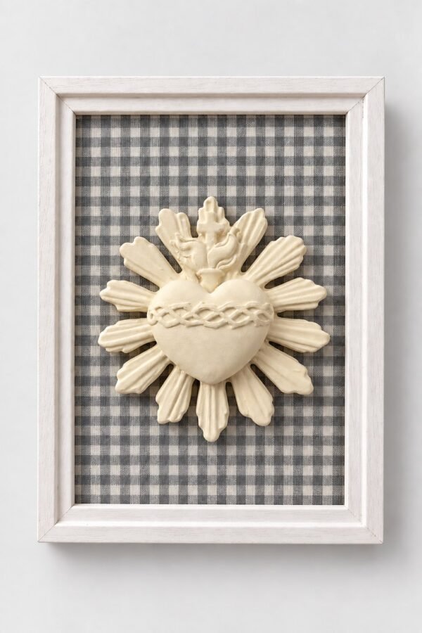 Cuadro del Sagrado Corazón de Jesús en relieve con marco blanco y fondo de tela vichy gris