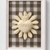 Cuadro del Sagrado Corazón de Jesús en relieve con marco blanco y fondo de tela vichy marrón