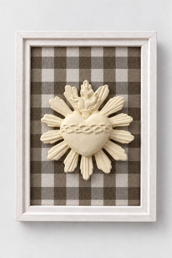Cuadro del Sagrado Corazón de Jesús en relieve con marco blanco y fondo de tela vichy marrón