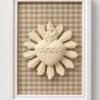 Cuadro del Sagrado Corazón de Jesús en relieve con marco blanco y fondo de tela vichy ocre