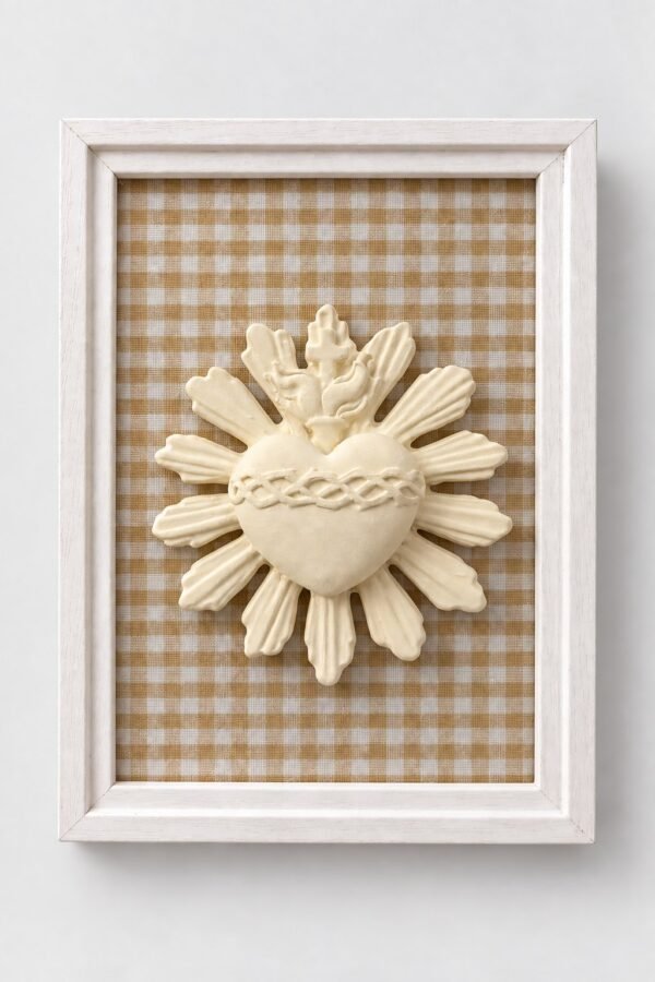 Cuadro del Sagrado Corazón de Jesús en relieve con marco blanco y fondo de tela vichy ocre