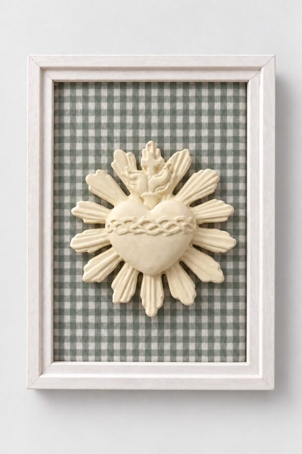 Cuadro del Sagrado Corazón de Jesús en relieve con marco blanco y fondo de tela vichy verde