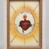 Detente del Sagrado Corazón de Jesús enmarcado, marco madera clara con interior de madera, ilustración de Sofía Brea con el lema «el Corazón de Jesús está conmigo»