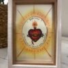 Detente del Sagrado Corazón de Jesús con marco madera clara con interior de madera visto de cerca
