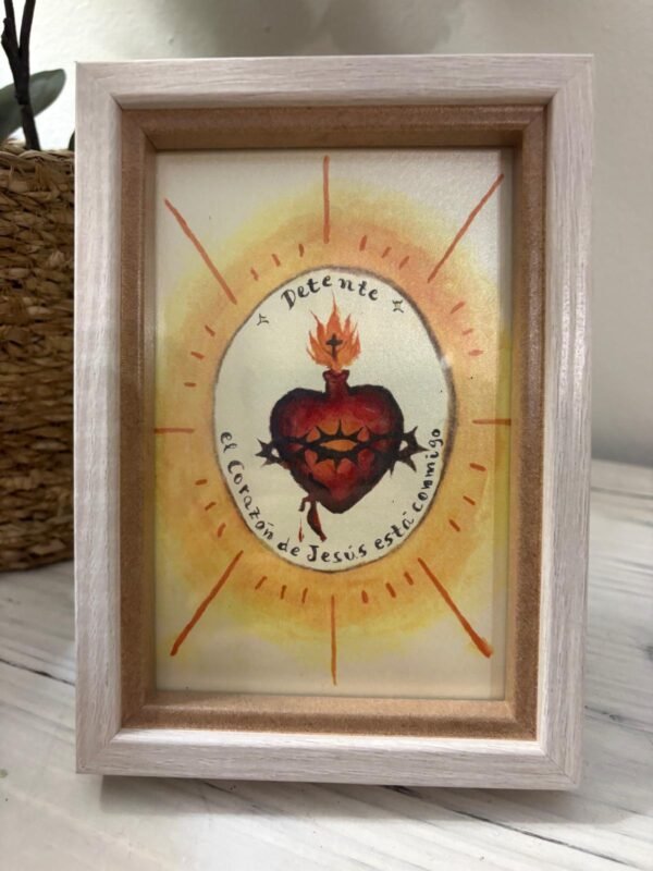 Detente del Sagrado Corazón de Jesús con marco madera clara con interior de madera visto de cerca