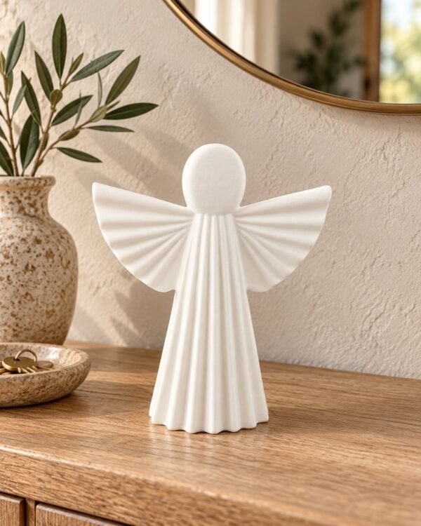 Figura del Ángel de la Guarda de 20 cm sobre el mueble del recibidor