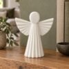 Figura del Ángel de la Guarda de 20 cm en una estantería del salón