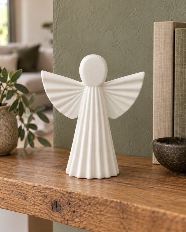 Figura del Ángel de la Guarda de 20 cm en una estantería del salón
