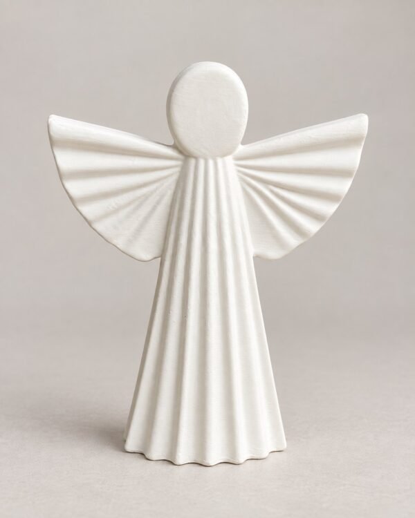 Figura blanca y minimalista del Ángel de la Guarda con alas en abanico y túnica plisada