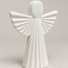 Figura del Ángel de la Guarda vista de tres cuartos, con las alas abiertas