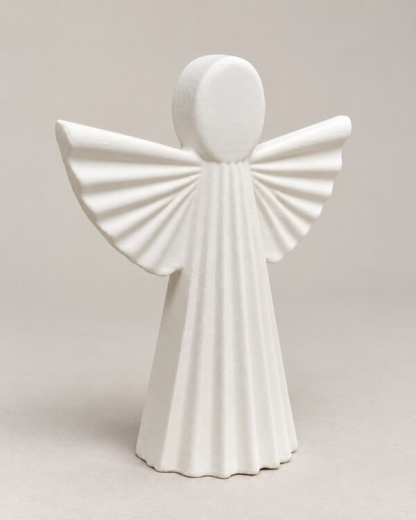 Figura del Ángel de la Guarda vista de tres cuartos, con las alas abiertas