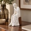 Figura de San José de 29 cm sobre una consola de madera