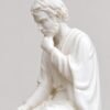 Detalle del rostro pensativo de la figura de San José con la mano en la barbilla
