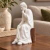 Figura de San José sobre un mueble del salón