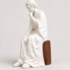 Figura blanca de San José sentado en el tocón de Jesé, con la mano en la barbilla