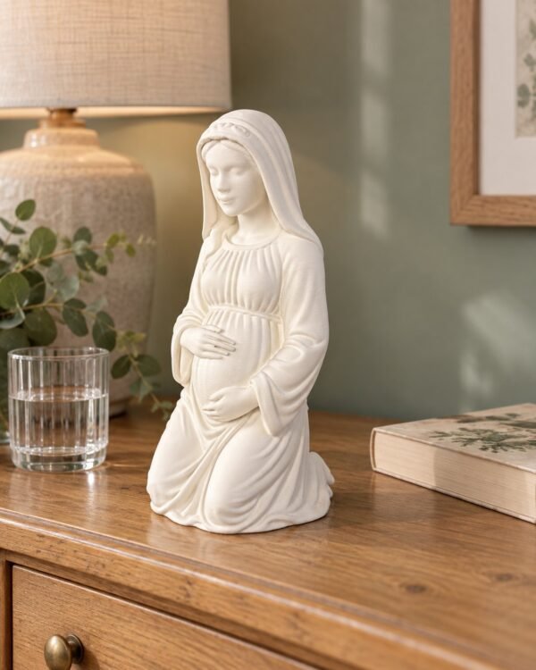 Figura de la Virgen de la dulce espera de 25 cm sobre una cómoda de madera