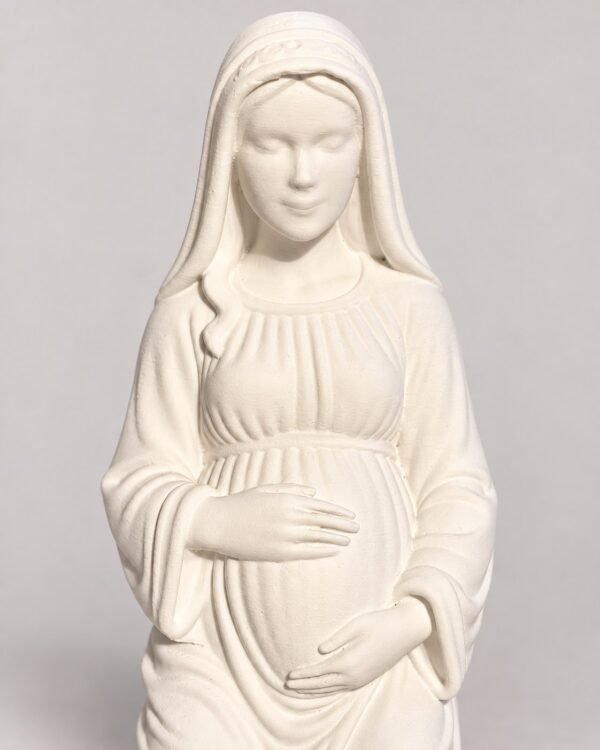 Detalle del rostro y las manos sobre el vientre de la figura de la Virgen de la dulce espera