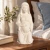 Figura de la Virgen de la dulce espera sobre la mesilla de un dormitorio