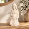 Figura de la Virgen de la dulce espera sobre el mueble del recibidor