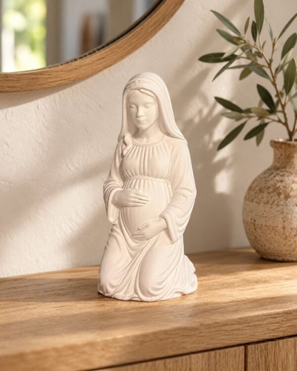 Figura de la Virgen de la dulce espera sobre el mueble del recibidor