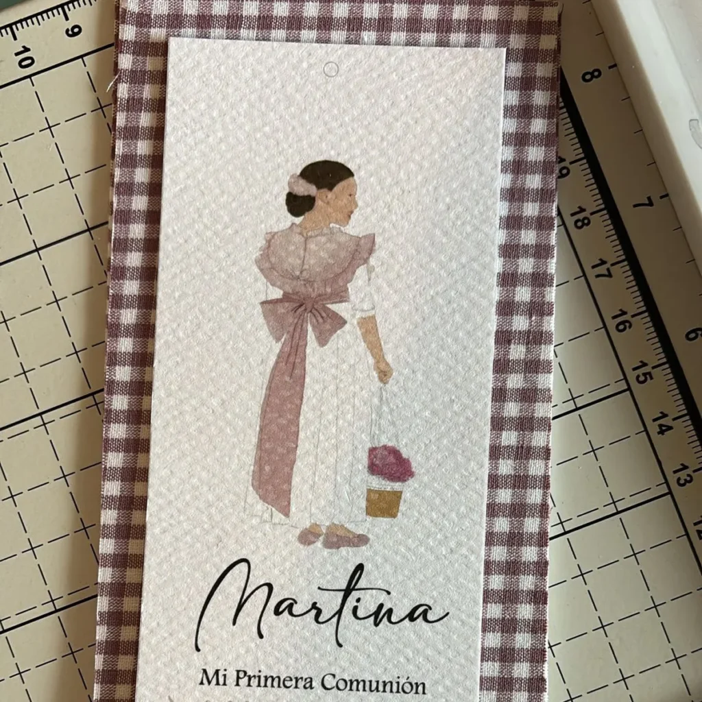 Invitación de primera comunión ilustrada en tonos lila