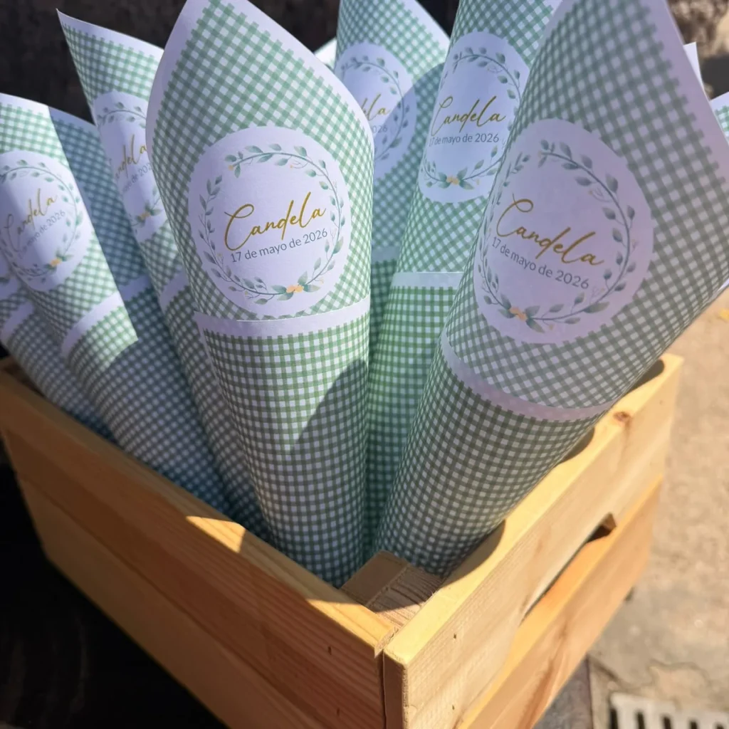 Cucuruchos de vichy verde con etiqueta personalizada para la mesa dulce de comunión
